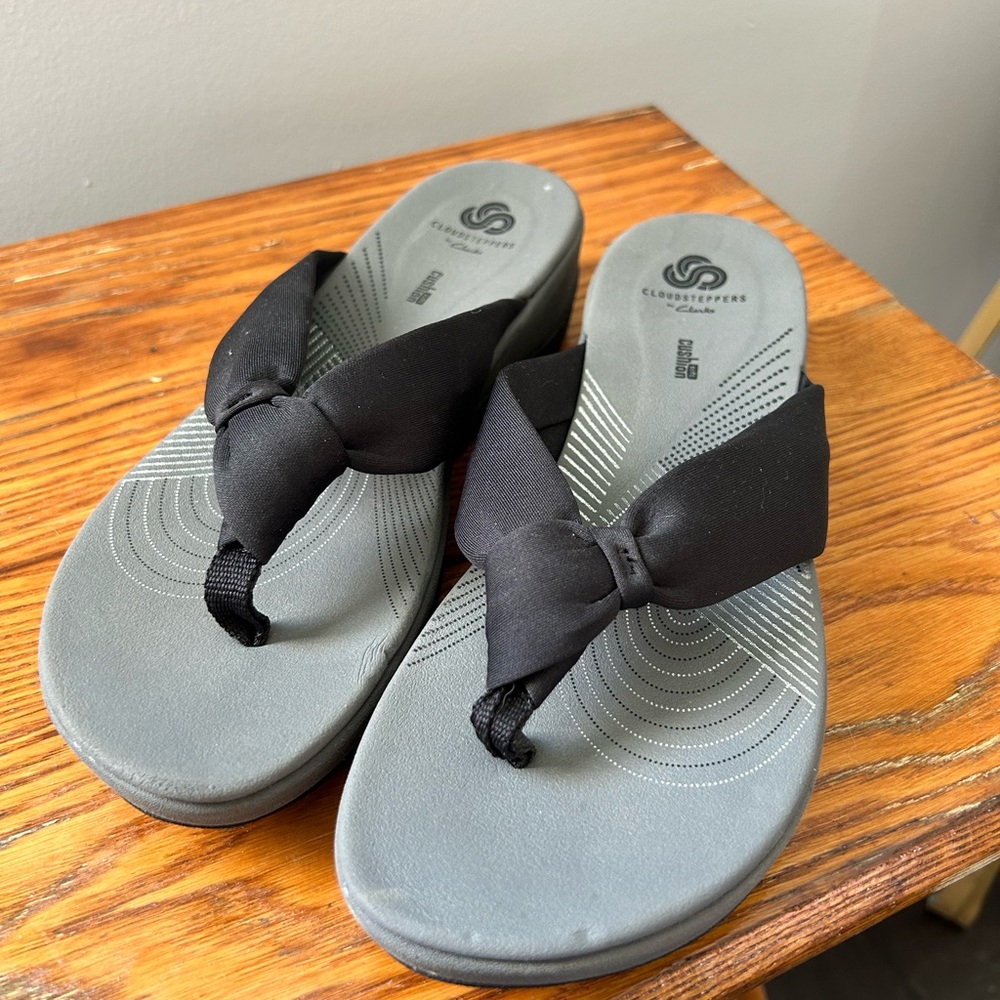 Clarks Cloudstepper black fabric flip flop size 9